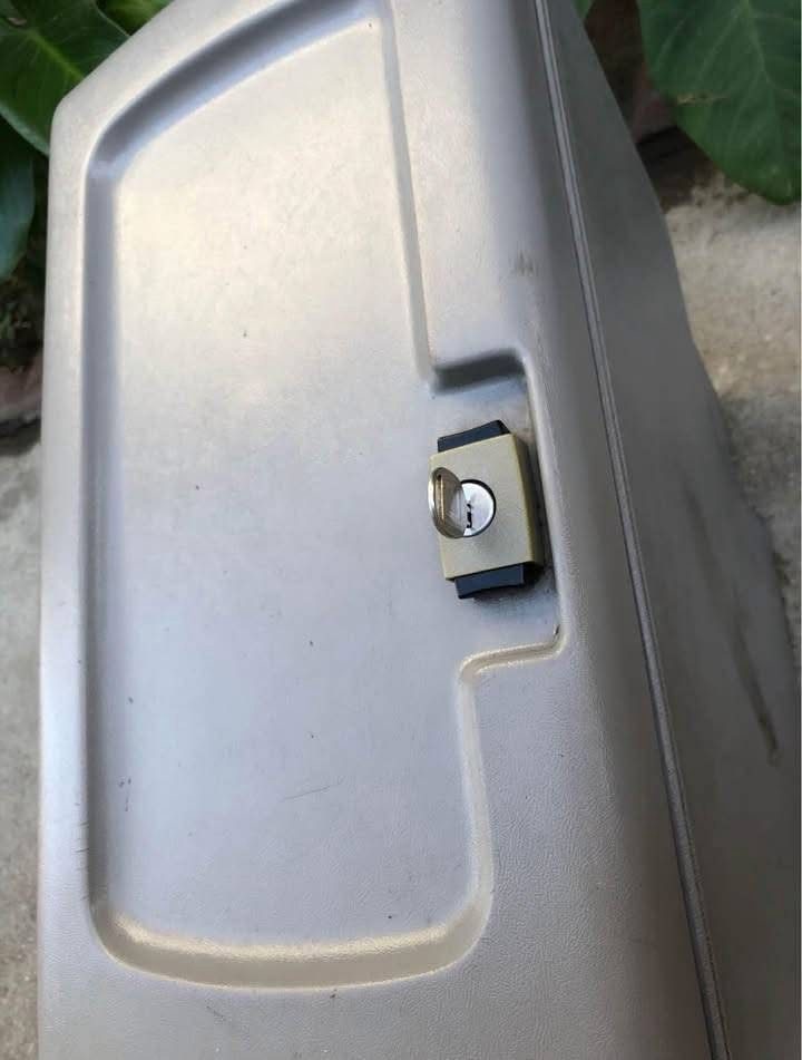 Obs Chevy gmc grey center console 454ss With key - Image 2