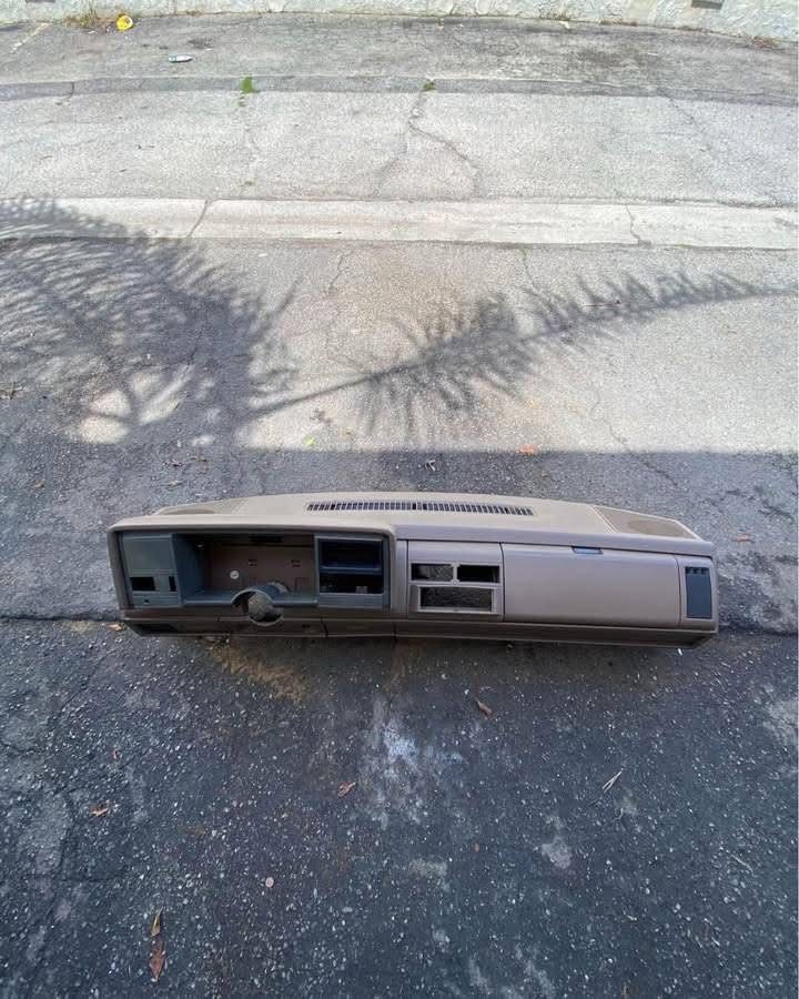 89-94 Dashboard Tahoe CHEVY-GMC Silverado,blazer,Sierra and suburban and Tahoe 92 to 94 Color brown or tan color