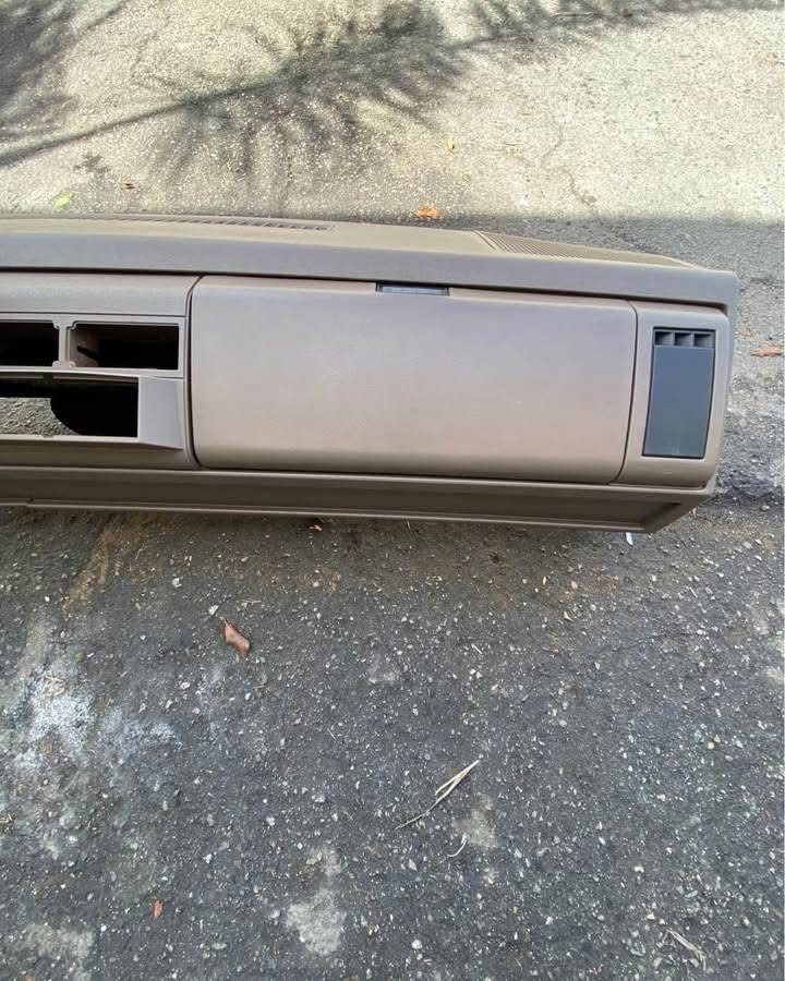 89-94 Dashboard Tahoe CHEVY-GMC Silverado,blazer,Sierra and suburban and Tahoe 92 to 94 Color brown or tan color - Image 5