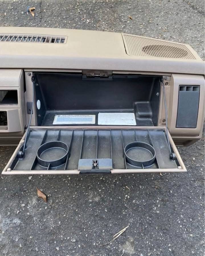 89-94 Dashboard Tahoe CHEVY-GMC Silverado,blazer,Sierra and suburban and Tahoe 92 to 94 Color brown or tan color - Image 4
