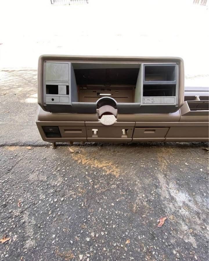 89-94 Dashboard Tahoe CHEVY-GMC Silverado,blazer,Sierra and suburban and Tahoe 92 to 94 Color brown or tan color - Image 3