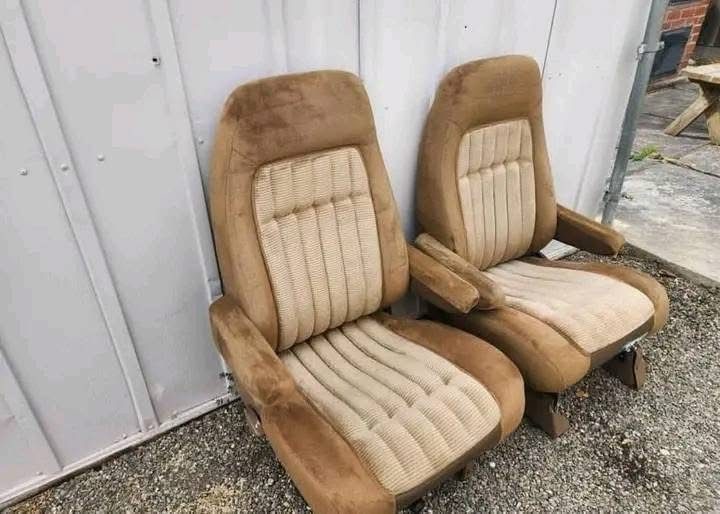88-94 Chevy Trucks bucket seats comes with the brackets - Image 4