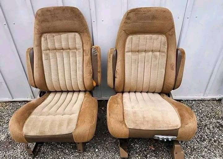 88-94 Chevy Trucks bucket seats comes with the brackets