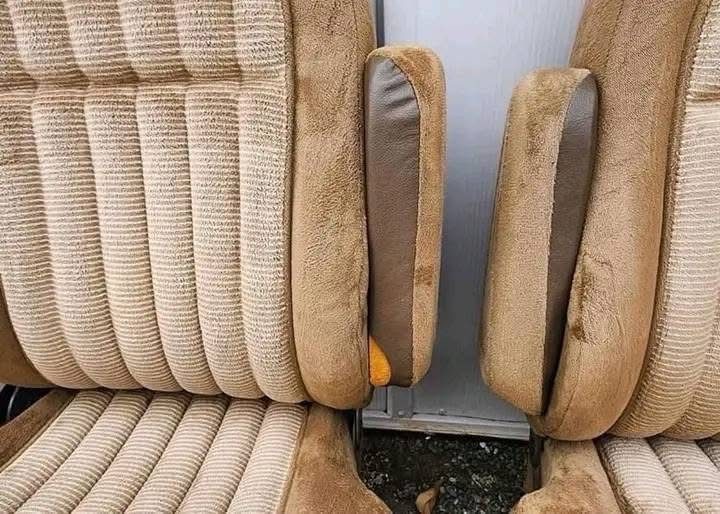 88-94 Chevy Trucks bucket seats comes with the brackets - Image 3
