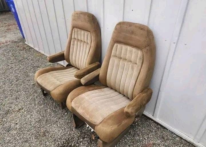 88-94 Chevy Trucks bucket seats comes with the brackets - Image 2