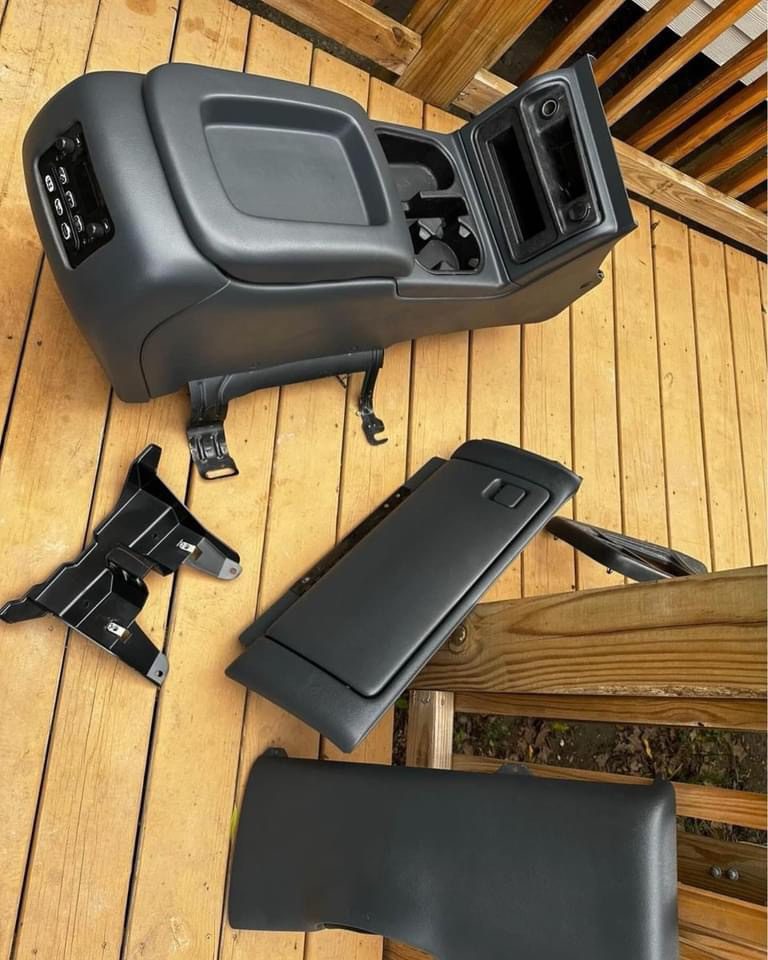 99-06 Silverado center console 99-06 Silverado,Tahoe,Suburban.Charcoal grey Center console complete swap.